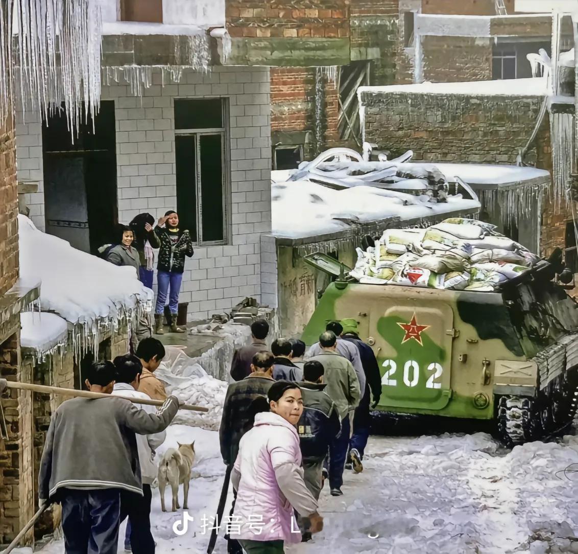 抖音上看到一张图，说是叫人民的步坦协同，很感慨啊，这应该是真的吧？哪一年的雨雪冰