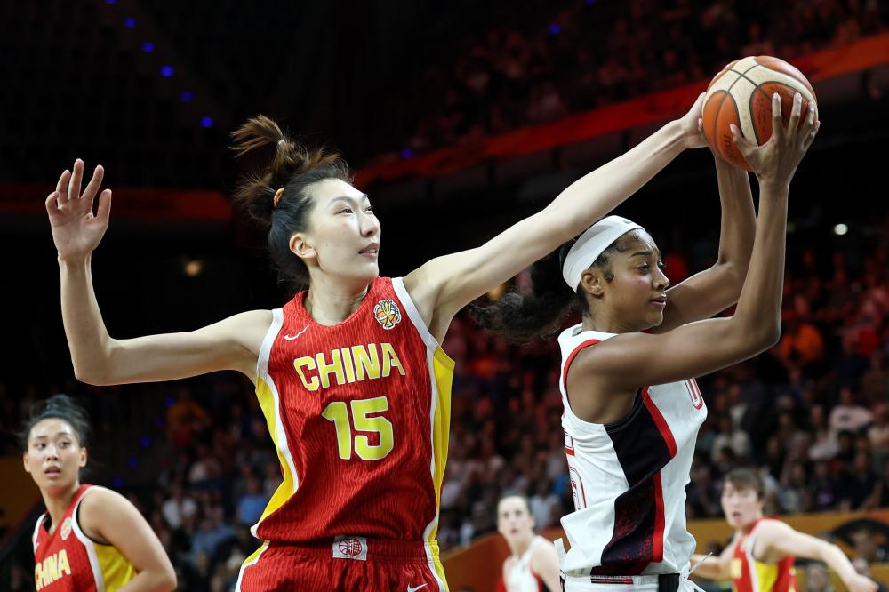 33-3！这比分差看得人心里发沉。中国女篮对阵美国女篮输了整整33分，而同组的意大利面对同一支美国队