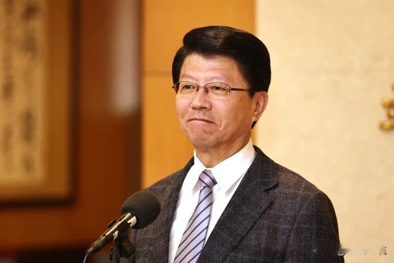 谢龙介：恭喜陈亭妃可敬的对手针对绿委陈亭妃将代表民进党参选2026年台南市