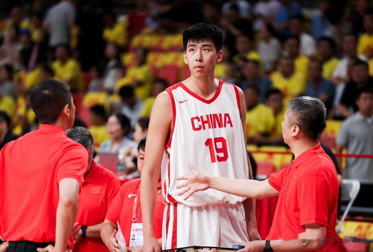 男篮91-81澳洲！22岁小将10分钟3帽封神，男篮未来双塔太让人期待！男篮