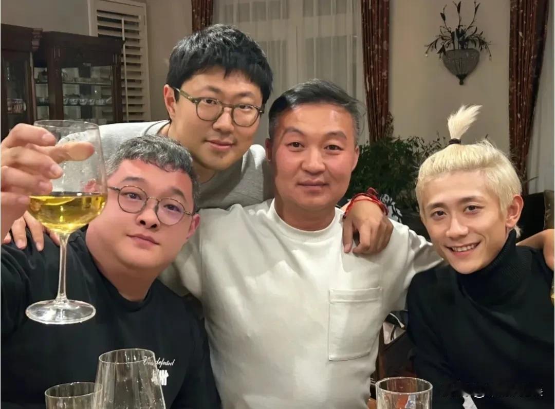 我发现不论男女，真的不能太瘦，还是稍微胖一点看起来舒服。演员张一山和朋友聚餐，