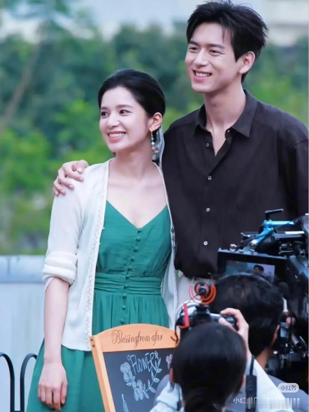 李现张婧仪同框路透《雾里青》这造型到底怎么想的？现偶剧啊，不是年代苦情戏，能不能