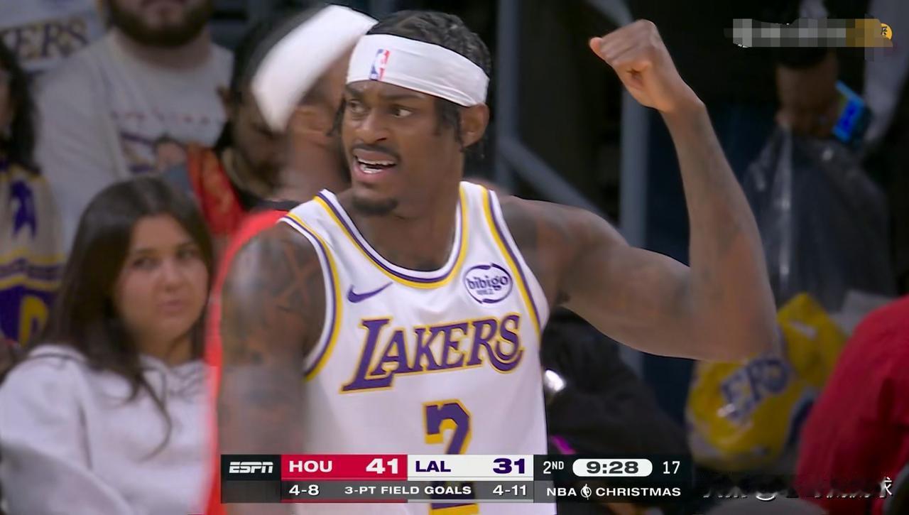 湖人大将范德比尔特真是太让人喜出望外了！在今天湖人主场迎战火箭的上半场比赛中，范