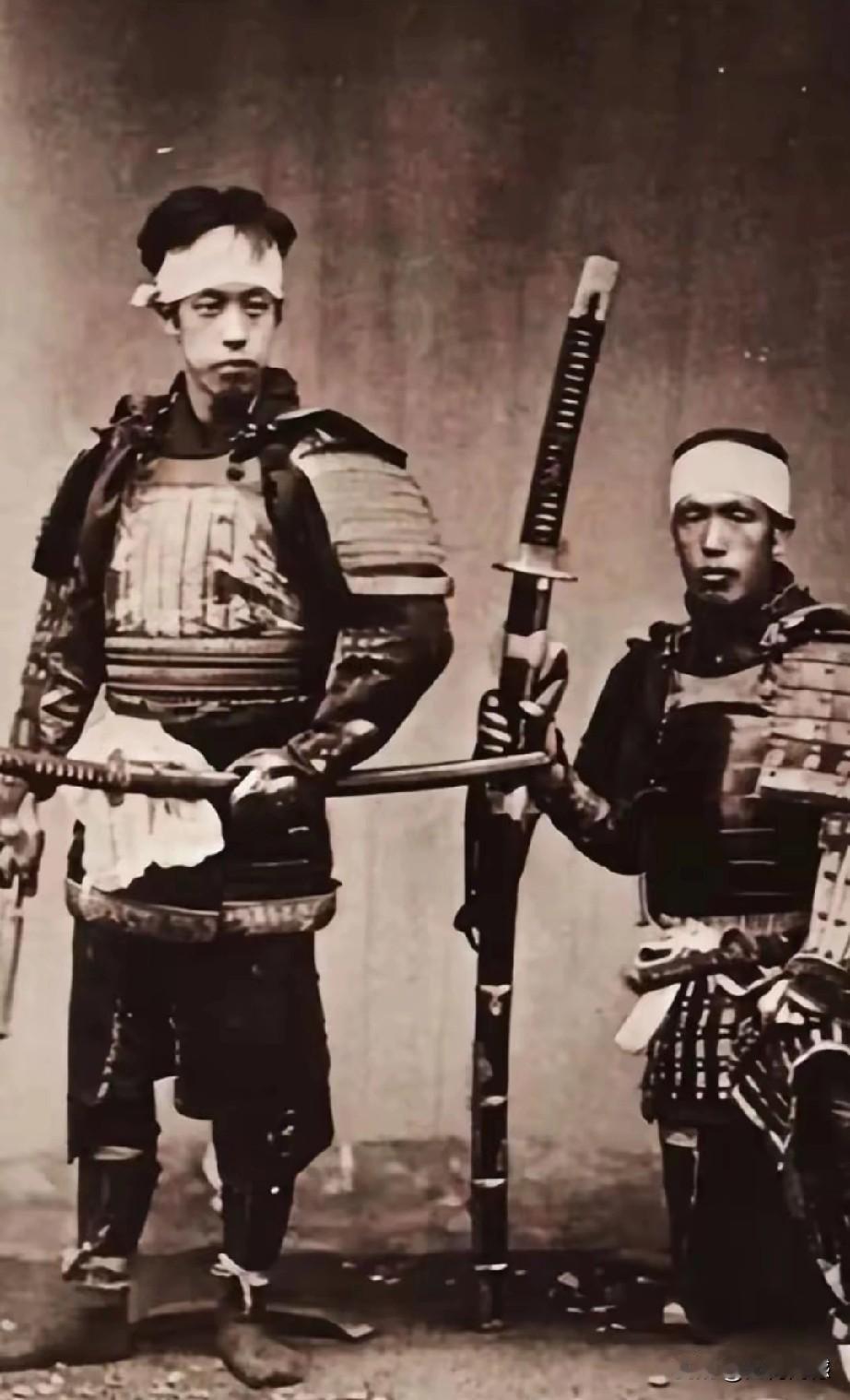 这两个日本武士的身材都不是很高，虽然他们已经是成年人了，但是他们拿的武士刀，已经