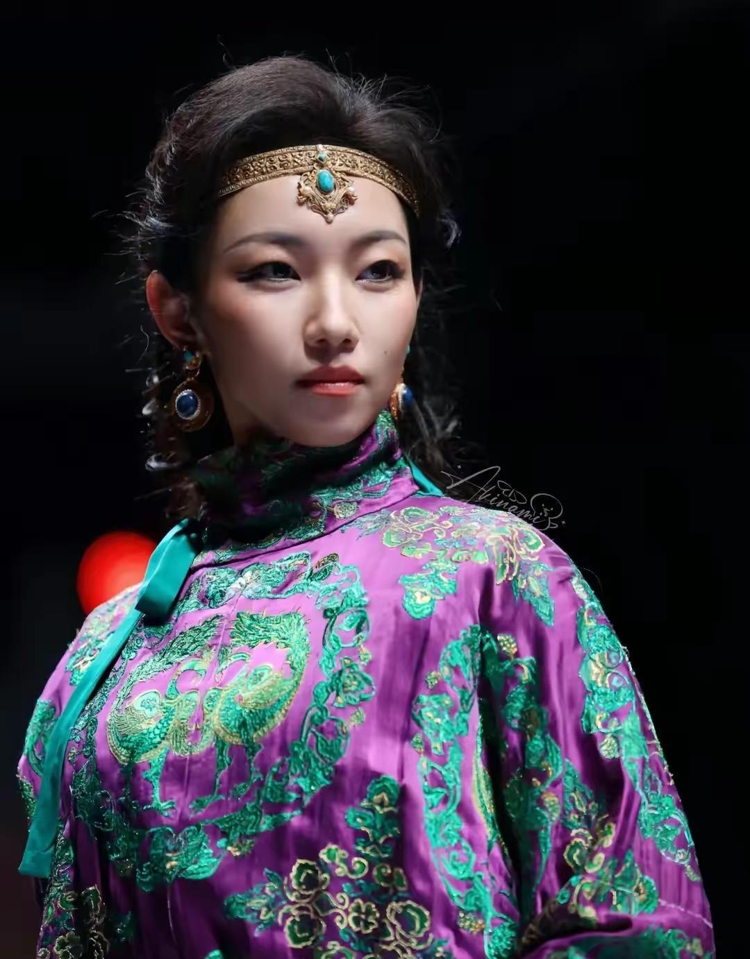 那尔那茜就读的高中，我特地查了一下，不查不知道，一查我懵了，她竟然是北京公立