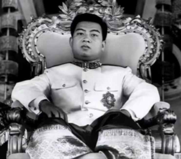 1941年，法国殖民者烦了，随手一指，19岁的西哈努克稀里糊涂被推上王位。这