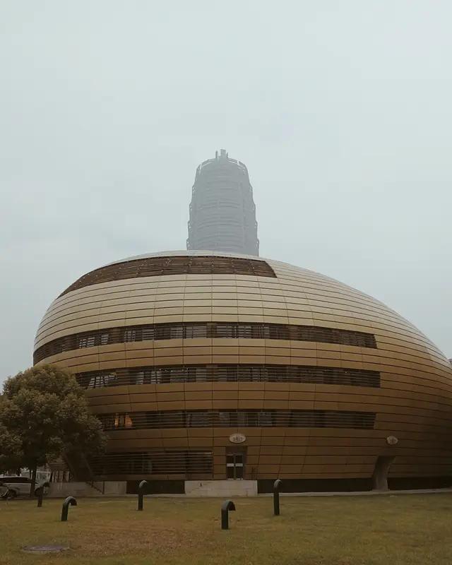 合肥和郑州这两座城市的科技原始创新产业发展前景之争挺有意思。郑州作为老工业基地和