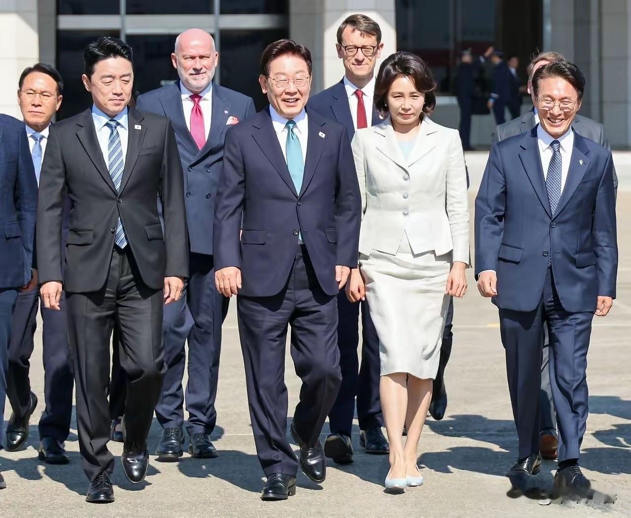 6月9日，韩国共同民主党两大核心高层缺席总统李在明出国访问送行现场，引发韩国民众