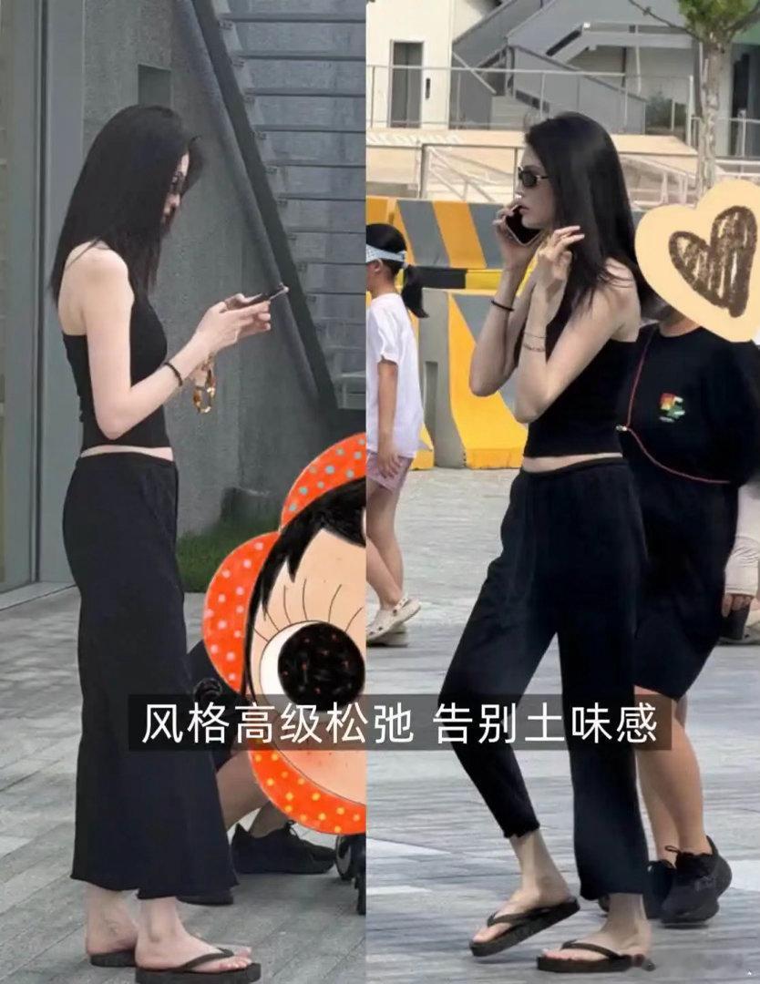 何穗带娃出街这样穿，背心配人字拖也能高级感拉满​