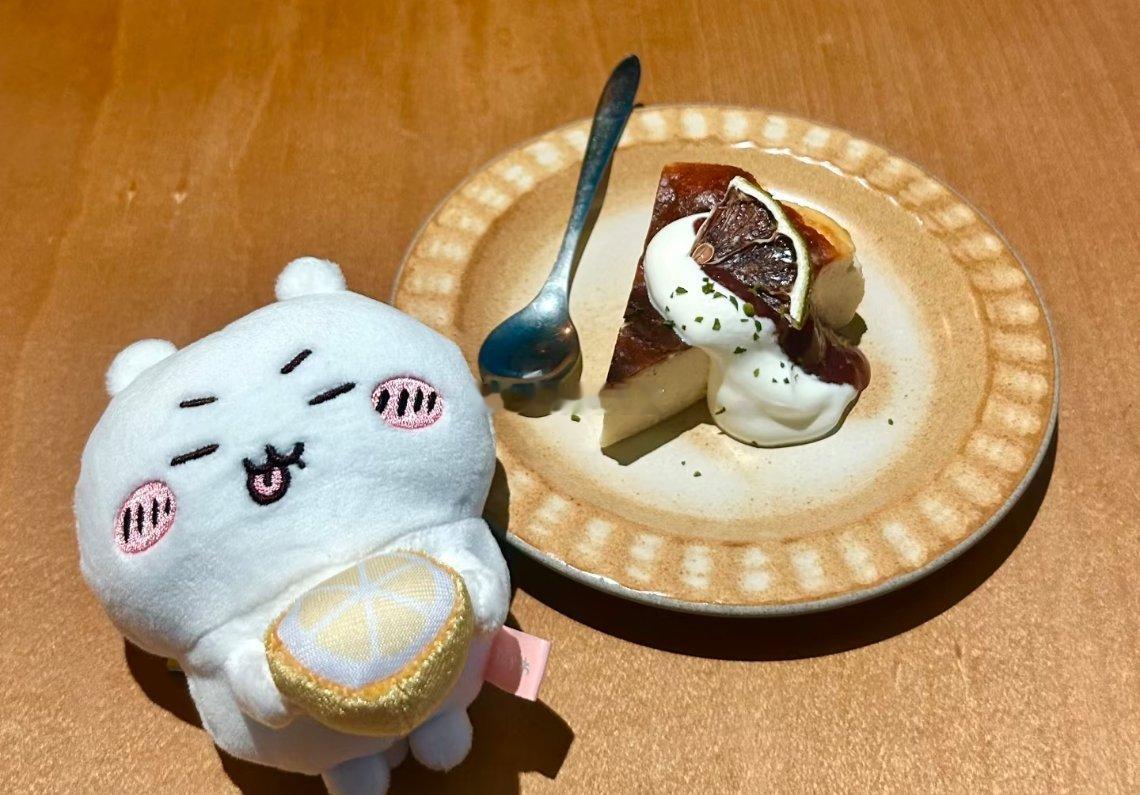 吉伊卡哇灵感共创夏日企画抱着柠檬小八赴甜品之约，一块焦香巴斯克搭配软乎乎玩偶，