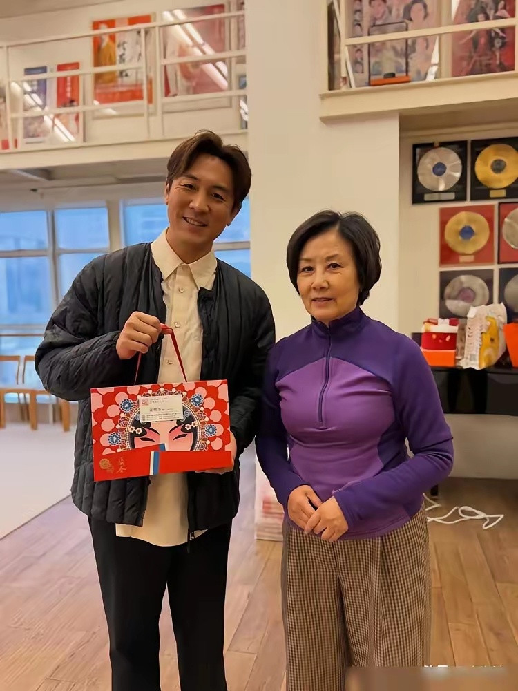 汪明荃给员工的年礼，市价328块。每年春节，阿姐都格外忙。今年更是做了70底萝卜