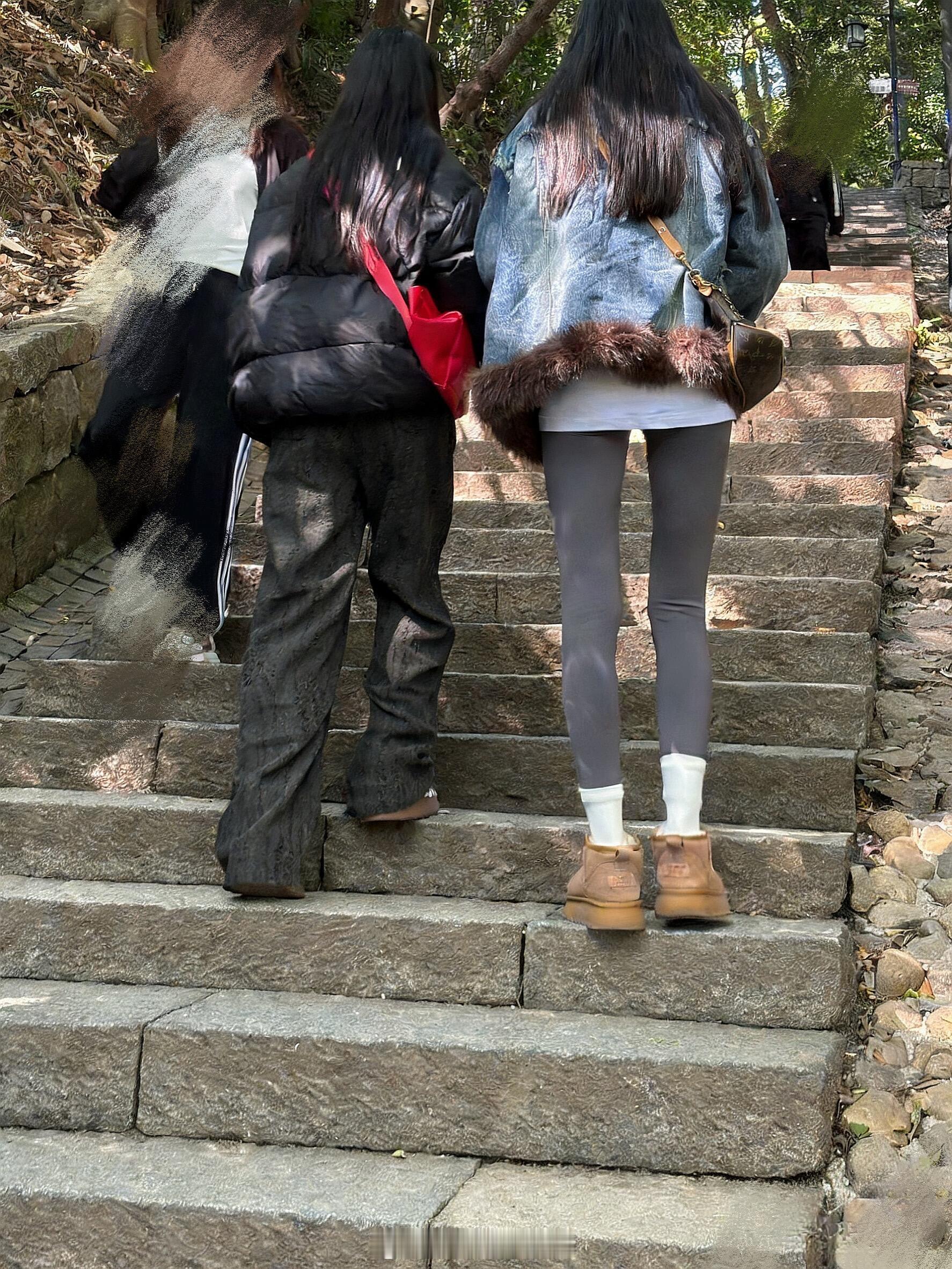 沃去，爬山看到的过冬神裤，该不该说啊。。爬山的时候一眼相中这条裤了，看着好舒服版