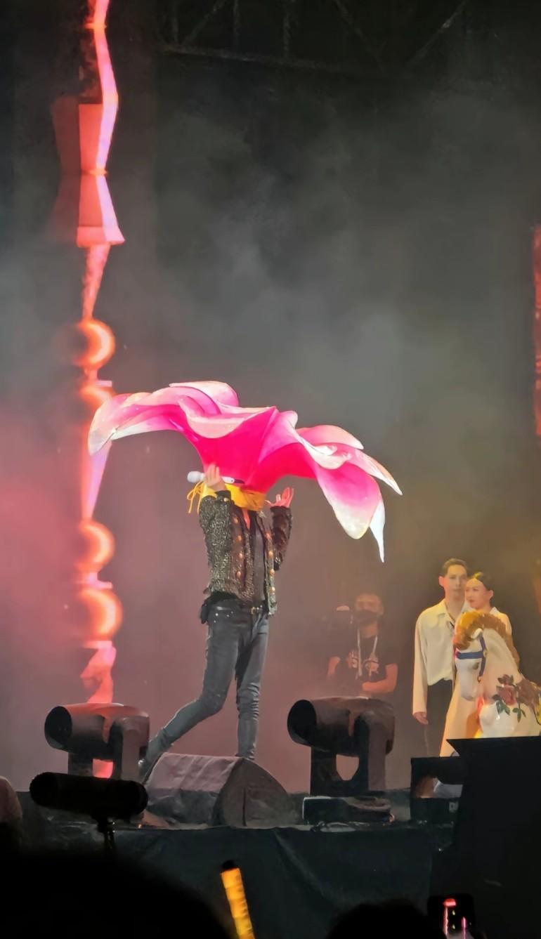 不是他的粉，但是此刻真的很想去看一次他的演唱会，哈哈哈哈哈哈哈哈。听不听歌没那么