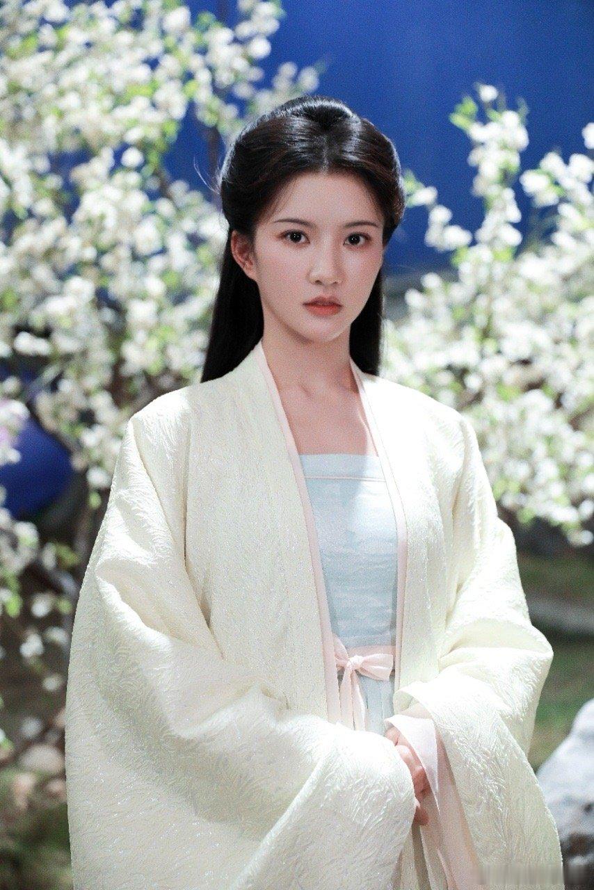刘些宁穿古装也太有那味儿了吧，很有辨识度！i古装美人狂喜，每一个造型都戳我心巴上