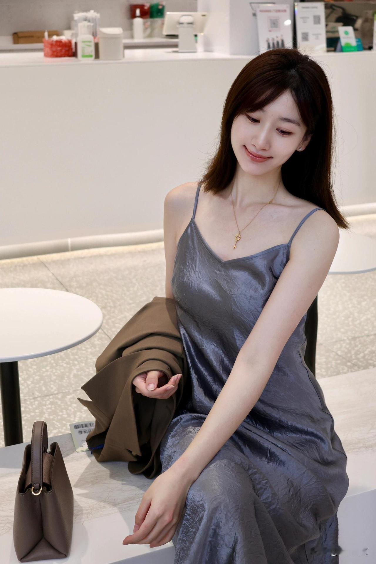 同事说我长得一般，但穿裙子气质绝了