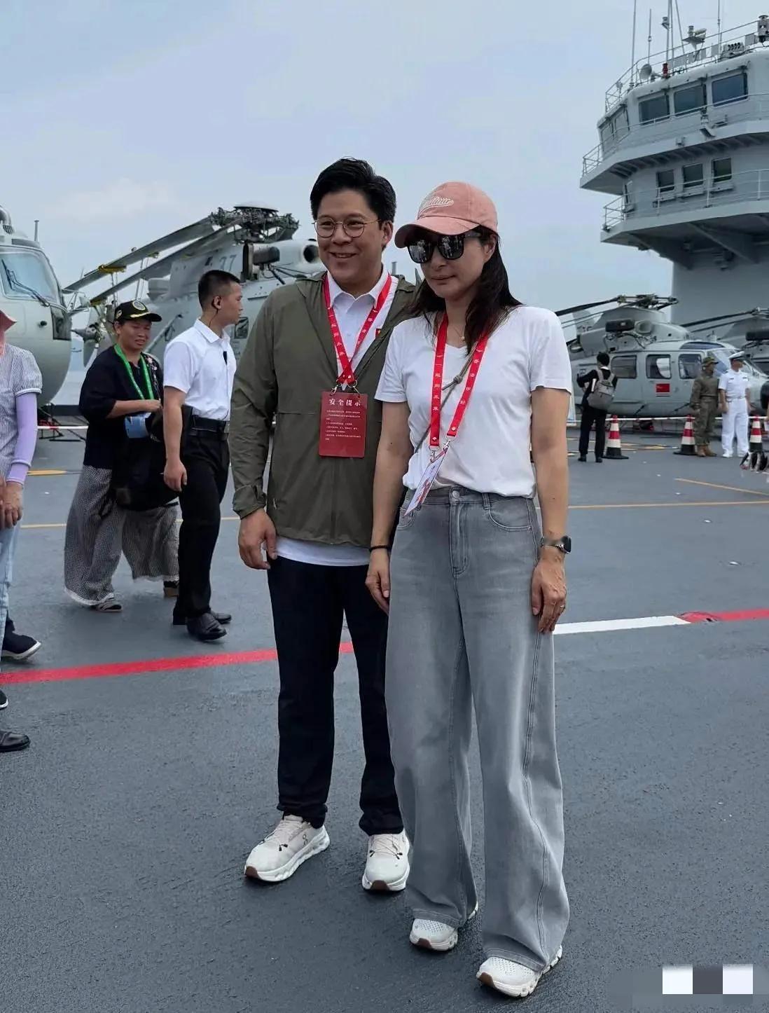 镜头中的郭晶晶秀发垂肩，胖瘦合度，双腿修长，但玉手青筋暴露，或多或少地泄露了已不