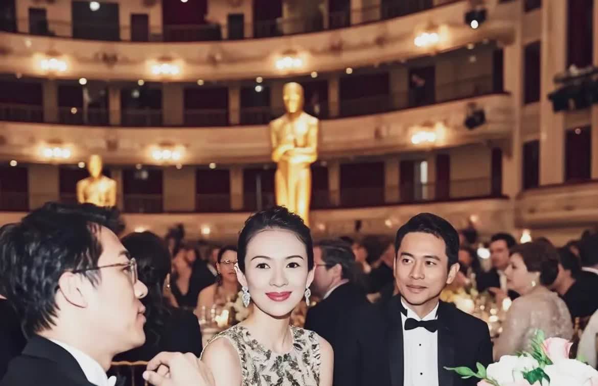 离了婚的章子怡真是大回春，章子怡亮相奥斯卡晚宴，真是魅力四射，随性优雅又松弛，国