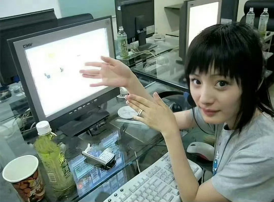 杨幂大学上形体课照片杨幂大学时期微机课照片果然是美人坯子