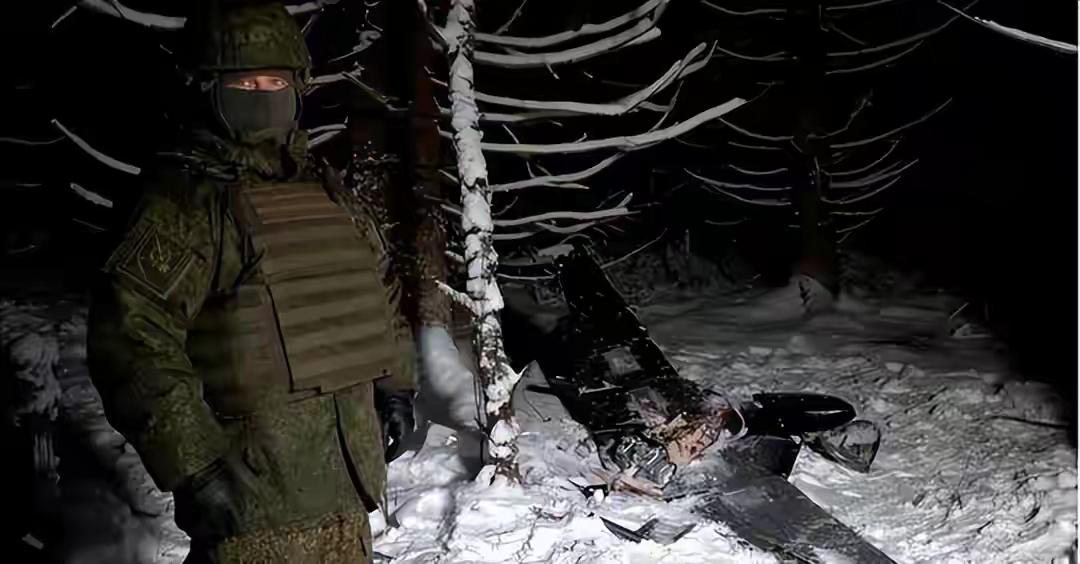 俄乌打醒美国：敢对华开战？3大死穴根本扛不住！俄乌战场的硝烟，竟成了美国的