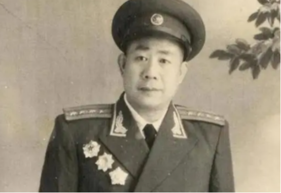 1950年，一位入朝参战的师副政委，竟然带着两个连的战士抢了军火库，志司副司令员