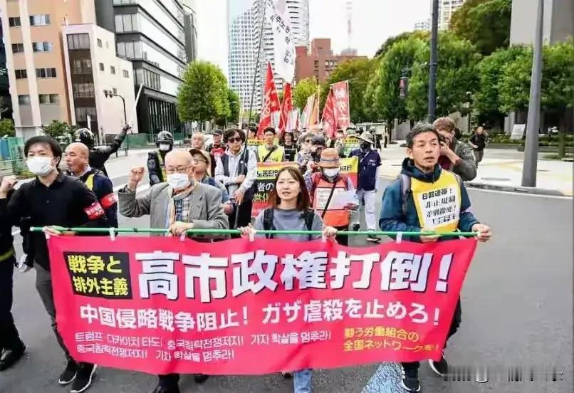 日本民众集会抗议要求高市早苗下台！最近，日本首相高市早苗公然发表涉台露骨挑衅言