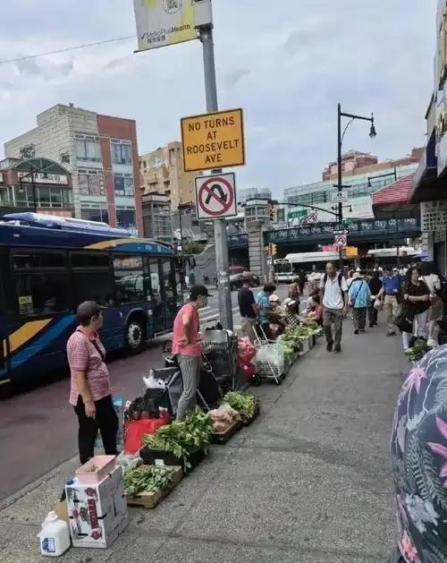 最近“美国斩杀线”这事儿彻底火出圈了！一波美国中产看完直接心态崩了，纷纷吐