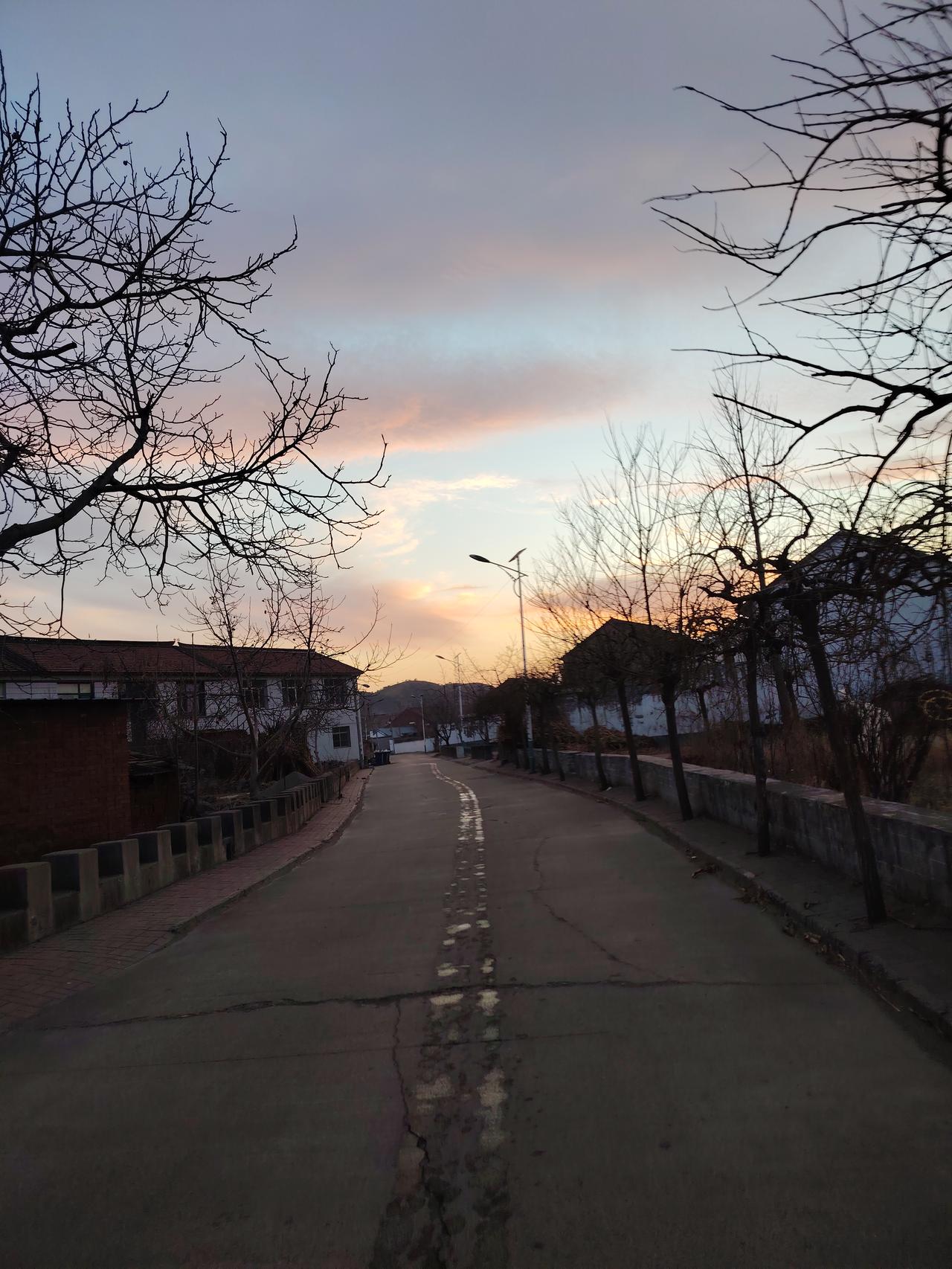 黄昏时分走在静谧的乡村小路，那落日余晖洒满地的景象，简直绝了。就像初冬常路镇麻峪