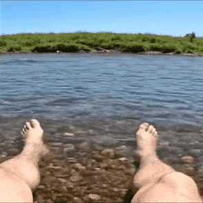 可把我吓得够呛!视频里有个男的在那儿钓鱼,我瞅着就特别紧张,总感觉要有啥事儿发生