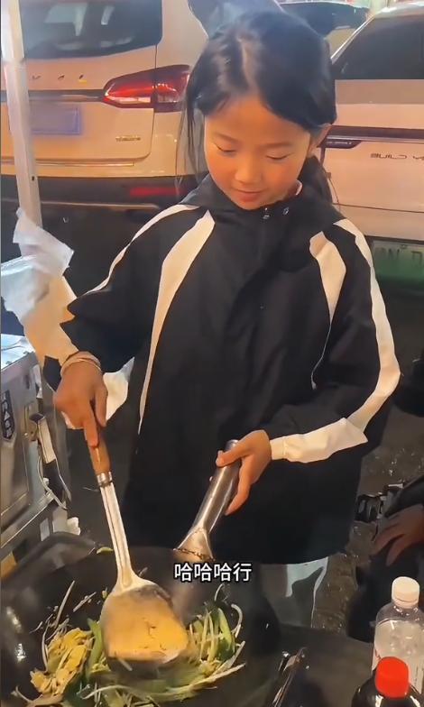 据5月7日视频，河南商丘，深夜11点，男子看到一个坐轮椅的女子和年幼的女孩摆摊做