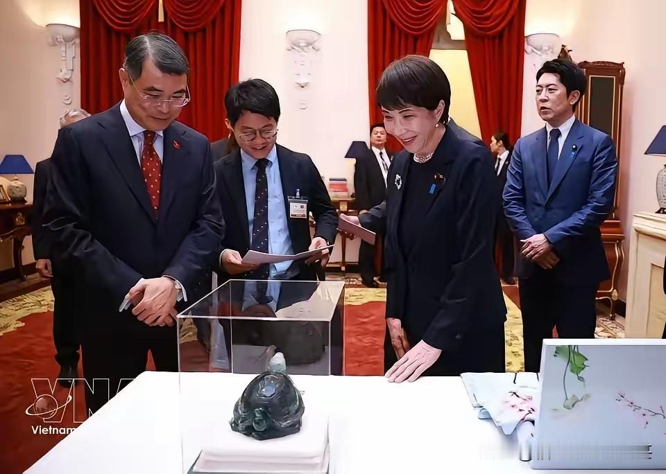 送给高市早苗一只绿头龟，绿头龟又叫绿毛龟，在日本称“蓑亀”。绿头龟在日本核心寓