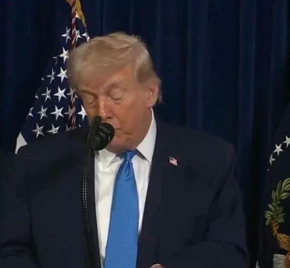 《纽约时报》报道，当地时间23日，美国总统特朗普在社媒发文，警告那些已和华盛顿达