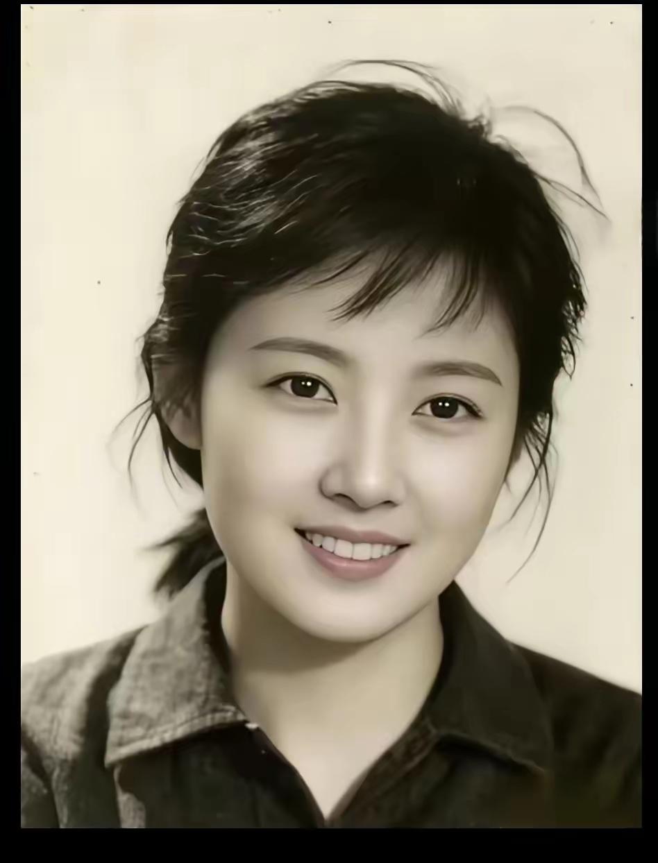 这才是真正的美女，天生丽质，朴素无华，感谢那个年代，看到人的真模样！这段话表达