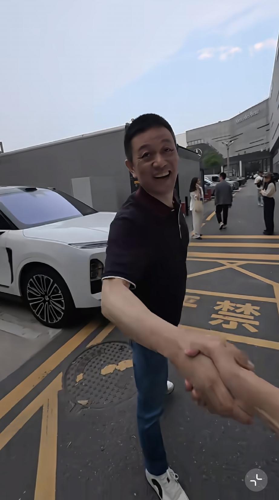 蔚来李斌还是不听劝，穿着衬衫开完ES9发布会之后给新客户提车，又穿回了牛仔裤和T