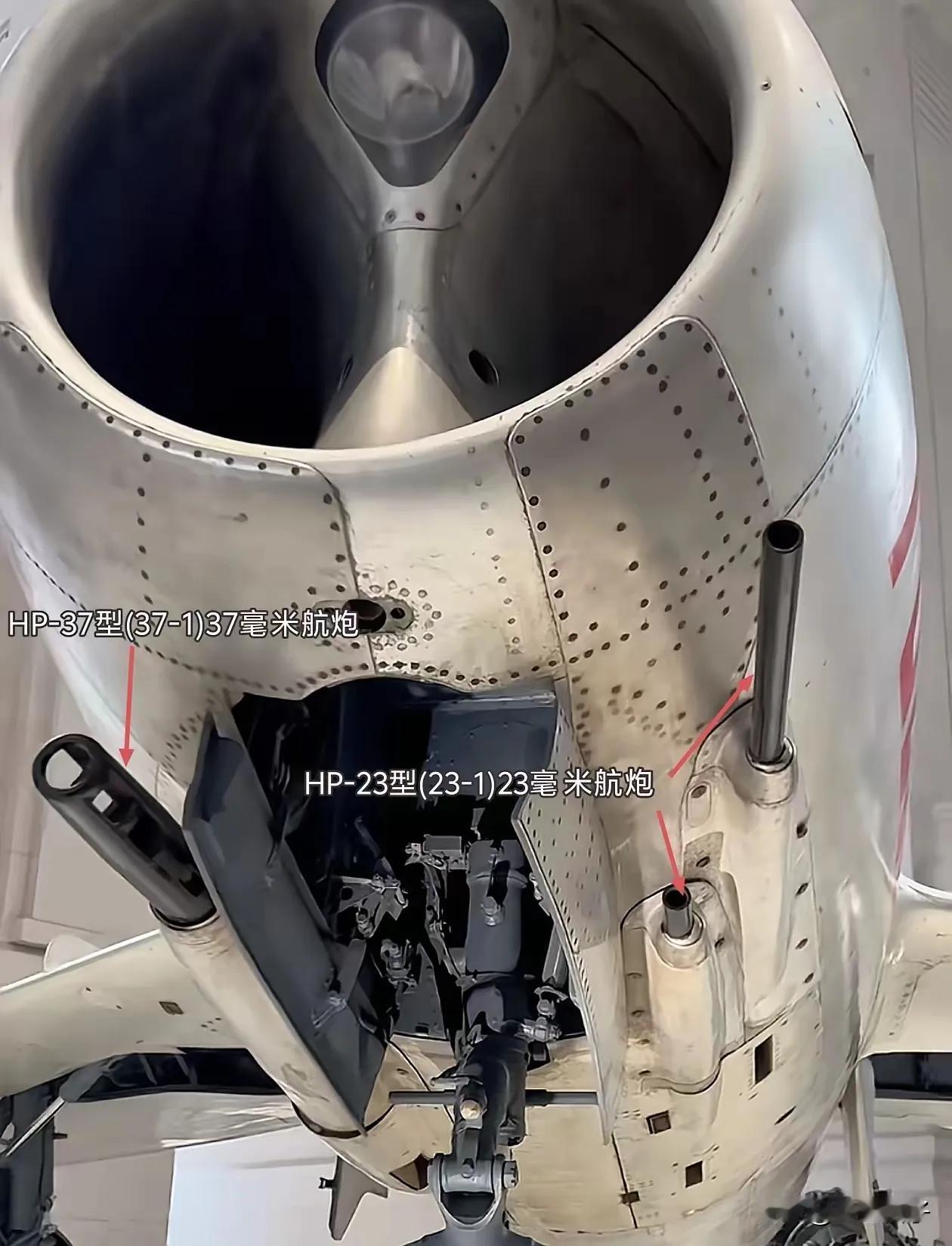 原来战斗机配备了这么多炮和机枪啊，那两根细管的应该是机枪，粗管的则是机关炮。在何