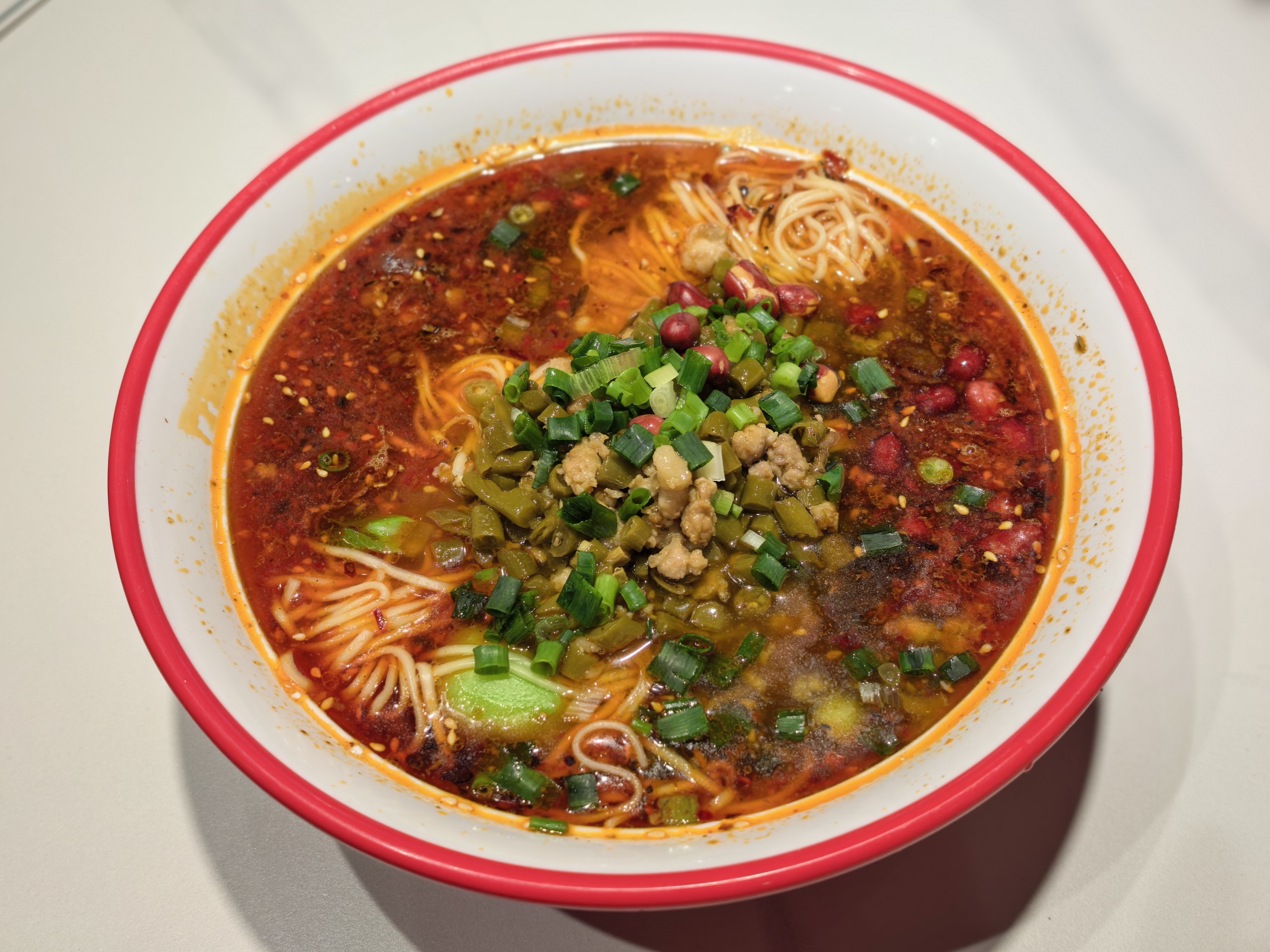 如果忙到忘记吃饭那想起来时一定来顿重庆小面，还得是酸豆角肉沫的，配上锅巴土豆，和