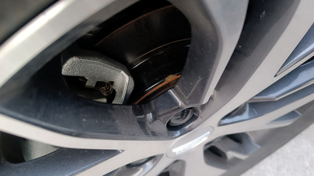 这个地方不知道是不是叫轴头就是连接轮毂的地方，生锈了，你们的有这个情况吗？