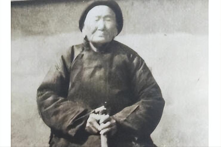 1937年山东莒县农家妇女马宗英的生活被炮火打破，眼见八路军为保护百姓奋不顾身，