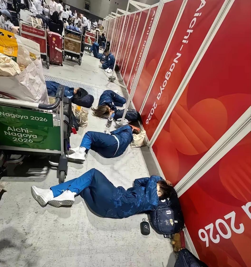 日本这次亚运真是看人下菜碟据称，很多运动员没有录入名单，都睡地板上，而且因为