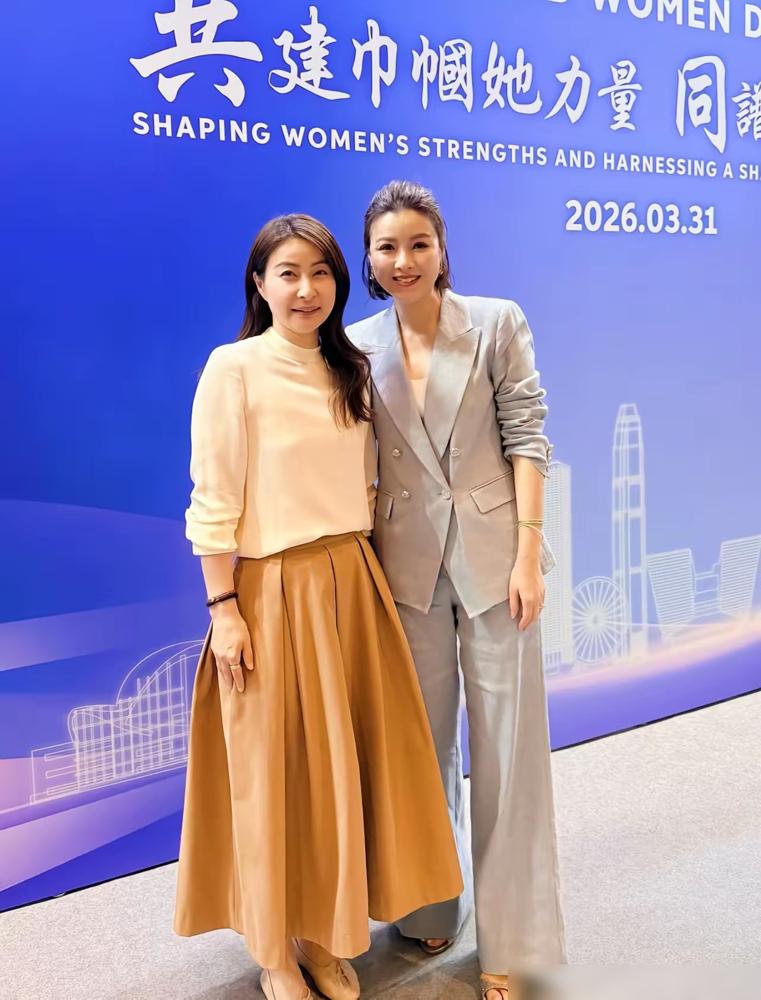 别吹什么世纪同框了。我告诉你，这不是两个女人的偶遇，这是一场精准的阶层对位。