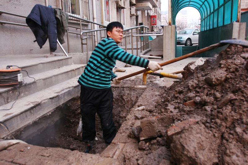 我这前同事，60岁没结婚，退休都十年了。父母走得早，就自己住一套房，小日子过得那