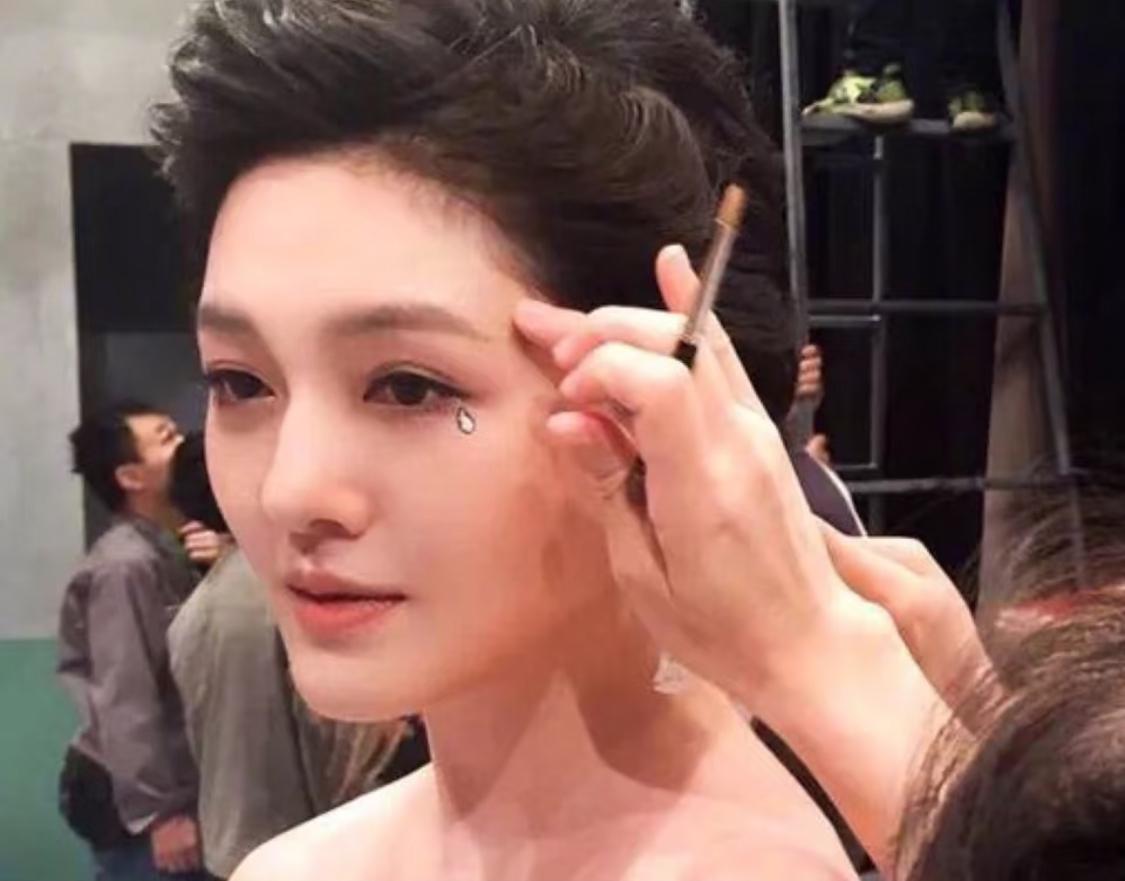 一个女明星混迹娱乐圈几十年，几乎没有丑闻！突然间在“某个特殊”时间段，被爆出许多