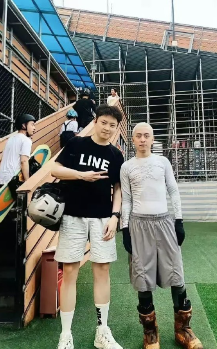 秦奋看起来也老了，岁月不饶人啊！看着还行，毕竟没有中老年标配大肚腩​​​