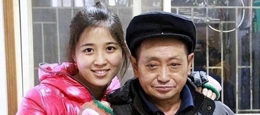 1990年，重庆36岁光棍捡到了一个女婴，含辛茹苦将她拉扯长大，没料到，养女成年