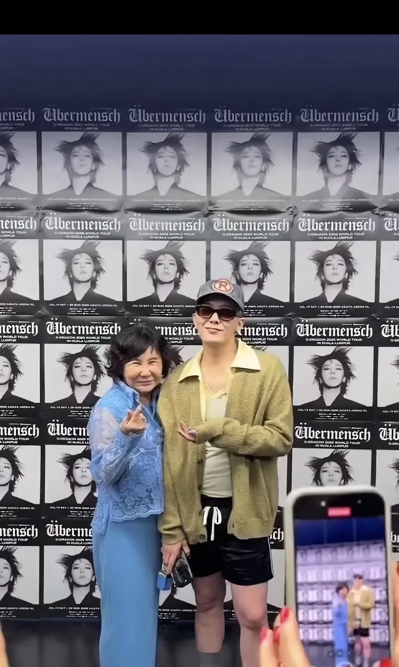 🐉哥被妈妈强制合影一脸不情愿又不得不照做的样子好好笑