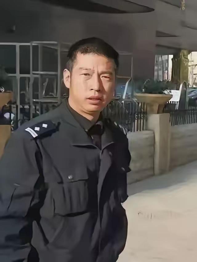 九十年代末的昆明公安系统，圈子相对封闭，从业者彼此大多熟识。彼时的杜培武，是昆明