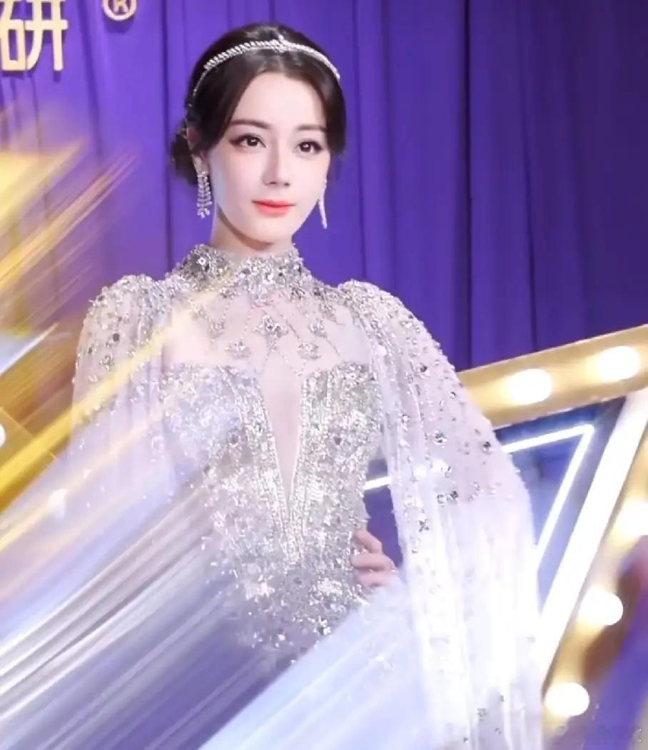 造型师出来挨打吧迪丽热巴这套礼服真的不好看，看一下模特身上穿的。原本礼服上已经带