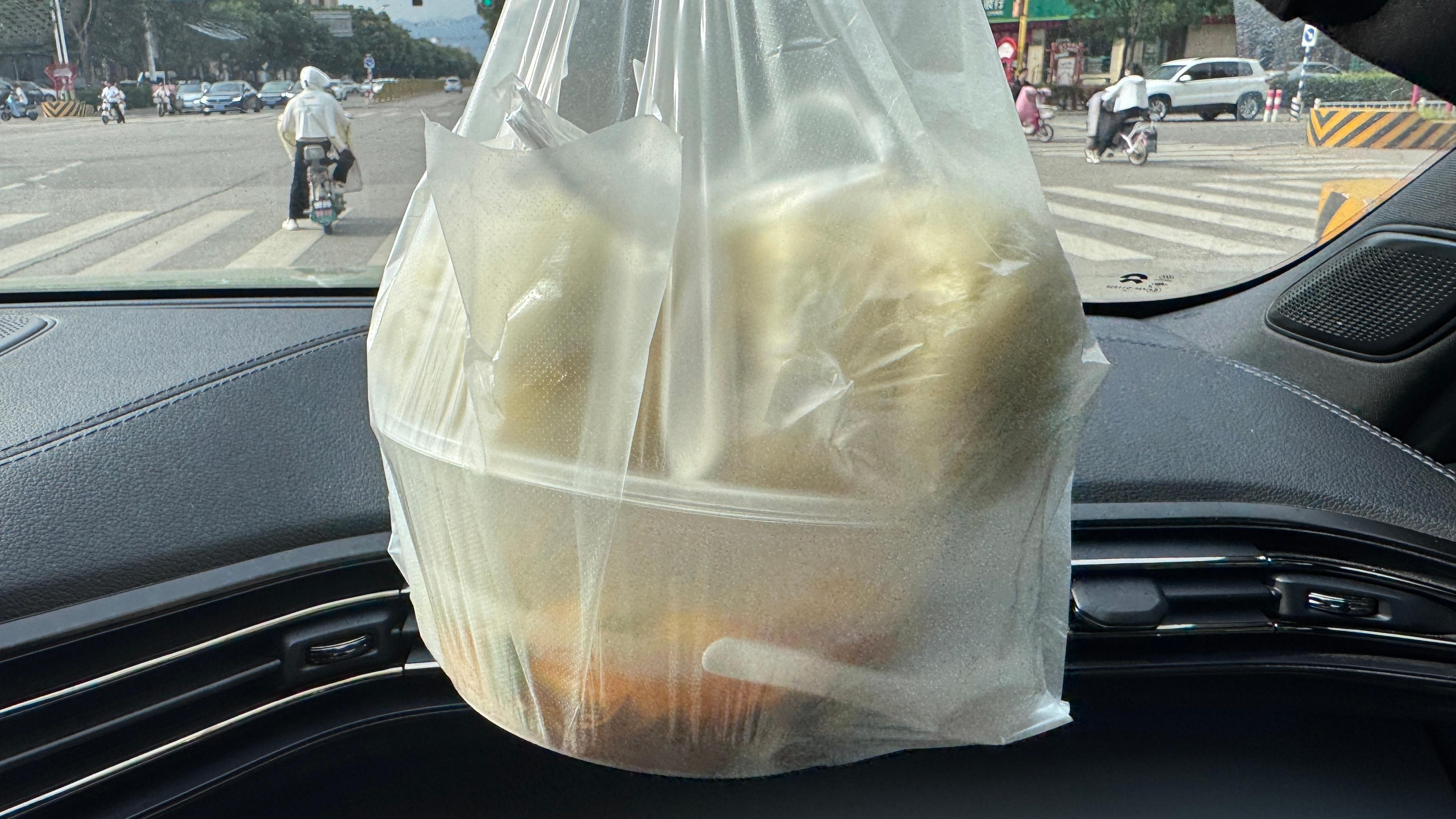 豆腐脑+大包子，完美早餐[抱抱][抱抱][抱抱]你们都吃了吗？