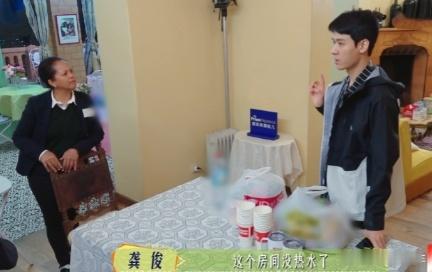 这一季花少的人员构成，那英一个浓人+六个淡人。国外这种老式的民宿，会有各种水压和