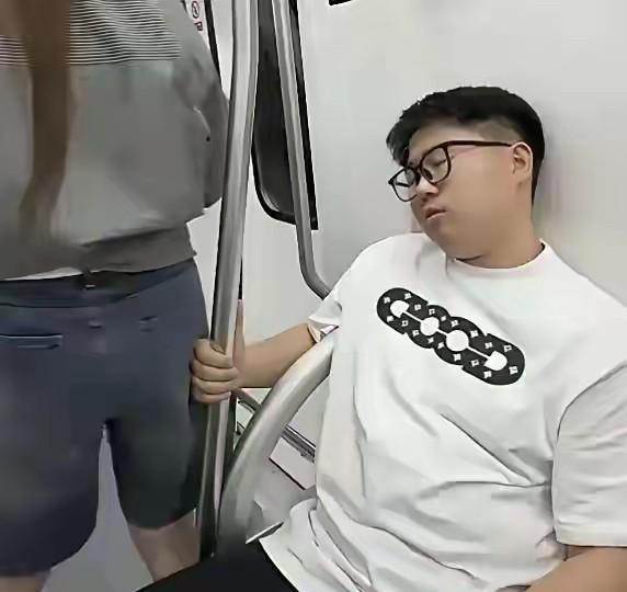 “真是笑不活了！”，一觉醒来，这年轻小伙都开始怀疑人生了，试问遇到这种情况，哪个