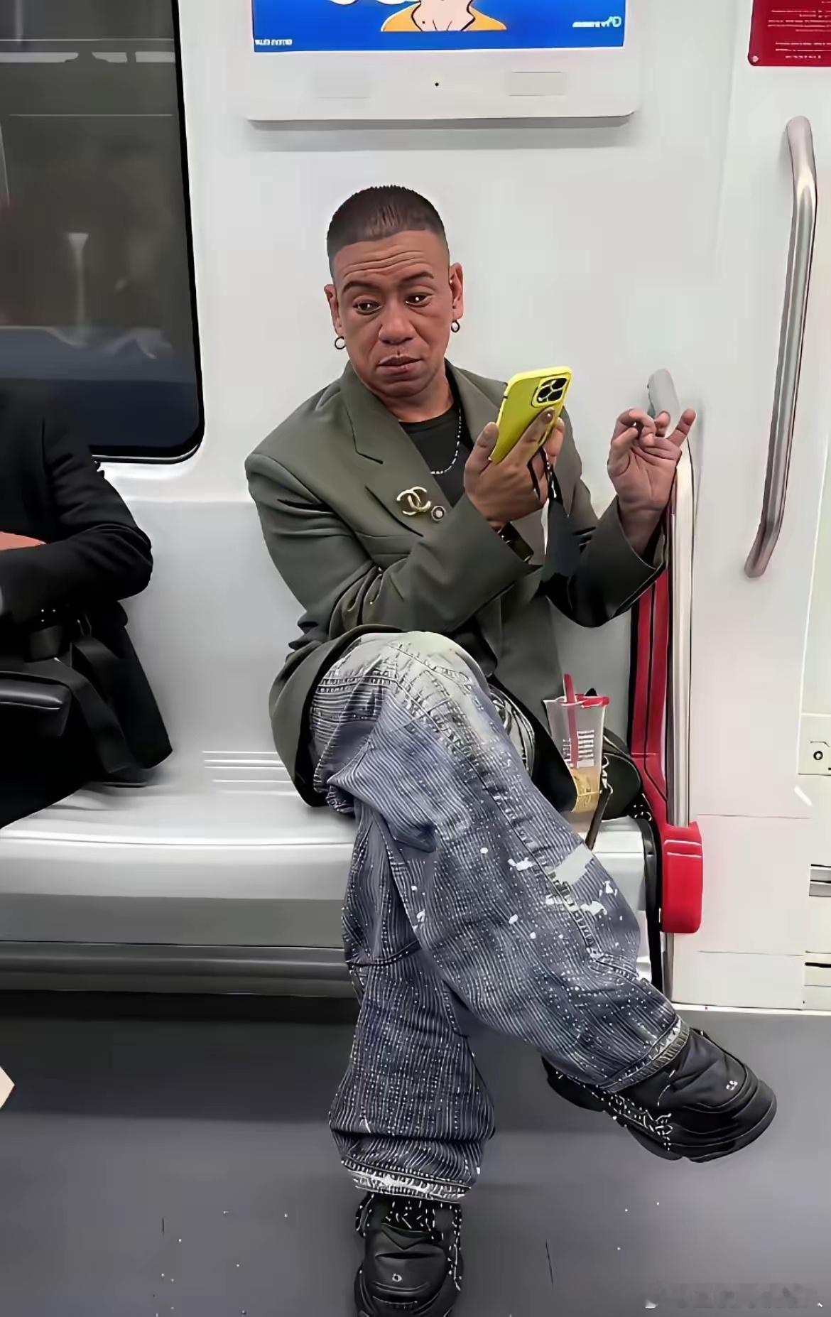 真没想到，地铁里居然能碰到这么讲究的大哥？
